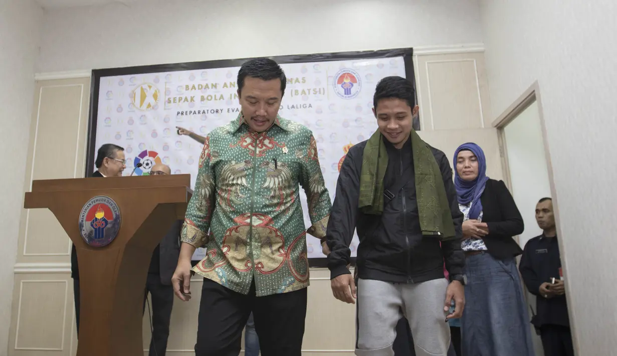 Menpora, Imam Nahrawi, bersama pesepak bola muda Indonesia, Evan Dimas, usai menggelar jumpa pers. Menpora ingatkan Evan agar selalu ingin ibadah saat berada di Spanyol. (Bola.com/Vitalis Yogi Trisna)