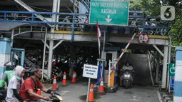 Pengendara motor melintas di depan area Park and Ride Vertikal Terminal Ragunan, Jakarta, Selasa  (29/11/2022). Kapasitas Park and Ride vertikal ini mampu menampung sekitar 1000 kendaraan motor dan 10 kendaraan mobil. (Liputan6.com/Faizal Fanani)