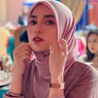 Hadiri acara pengajian, wanita 41 tahun itu tampil berbeda dari biasanya dengan mengenakan hijab. Memakai gamis pink, Ussy melengkapi penampilannya dengan hijab bernuansa senada. Penampilan artis yang juga pengusaha ini pun menjadi perhatian netizen yang mendoakan agar ia bisa istiqomah berhijab. (Liputan6.com/IG/@ussypratama)