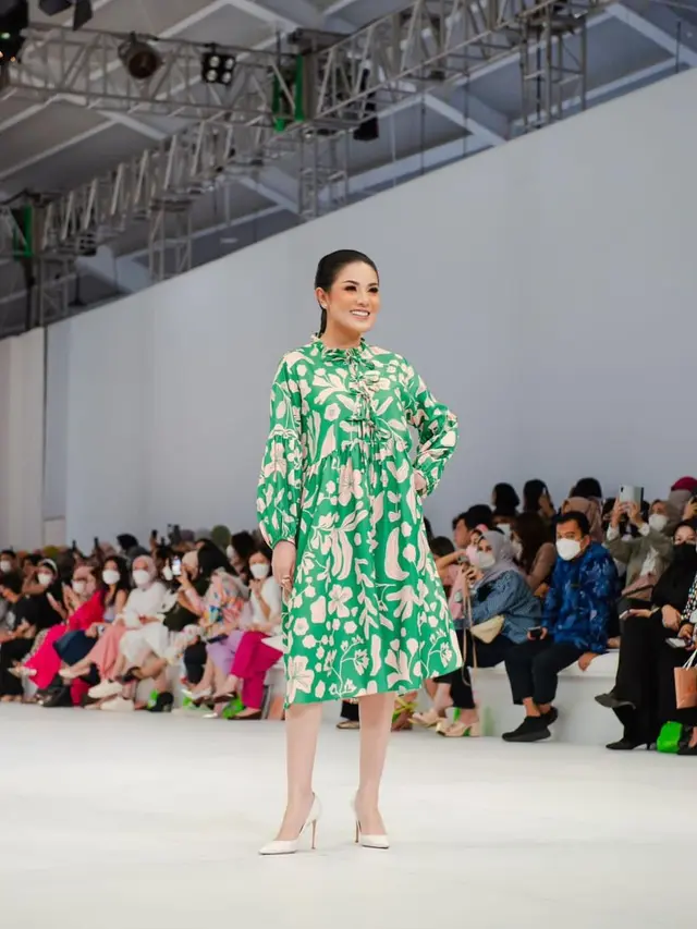 8 Potret Selebriti yang Ikut Melenggang di Jakarta Fashion Week, Tampil Memukau