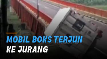 Beredar video sebuah mobil boks terjun ke jurang. Detik-detik insiden itu terjadi terekam kamera CCTV milik Pembangkit Jawa Bali Cirata.