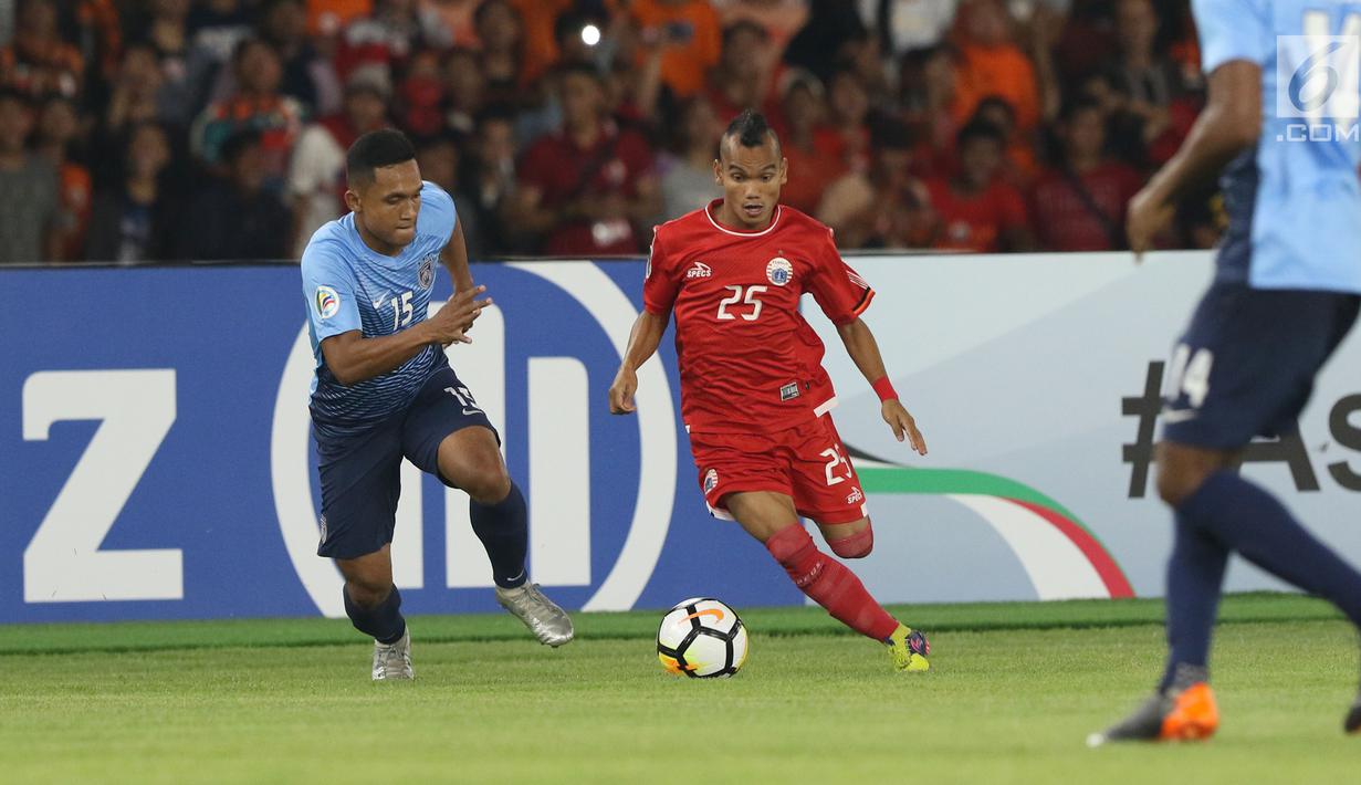 Gelandang Persija, Riko Simanjuntak (kanan) berebut bola dengan pemain Johor Darul Takzim pada lanjutan penyisihan Grup H Piala Asia 2018 di Stadion GBK, Jakarta, Selasa (10/4). Babak pertama Persija unggul 3-0. (Liputan6.com/Helmi Fithriansyah)