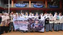 Pembalap berusia 29 tahun itu mengaku sangat terkejut dengan sambutan masif yang diberikan oleh keluarga besar SMK Negeri 39 Jakarta. (Bola.com/M Iqbal Ichsan)