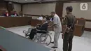 Terdakwa Kivlan Zen saat akan memberikan kesaksian dalam sidang kasus kepemilikan senjata api ilegal di Pengadilan Negeri Jakarta Pusat, Selasa (7/1/2020). Kivlan menjadi saksi untuk terdakwa Habil Marati atas kasus kepemilikan senjata api ilegal. (Liputan6.com/Herman Zakharia)