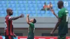 Pemain depan PS TNJ, A Nufiandani (tengah) menunjuk ke atas usai laga melawan Persipura pada lanjutan Liga 1 Indonesia di Stadion Patriot Candrabhaga, Bekasi, Sabtu (4/11). PS TNI unggul 2-1. (Liputan6.com/Helmi Fithriansyah)