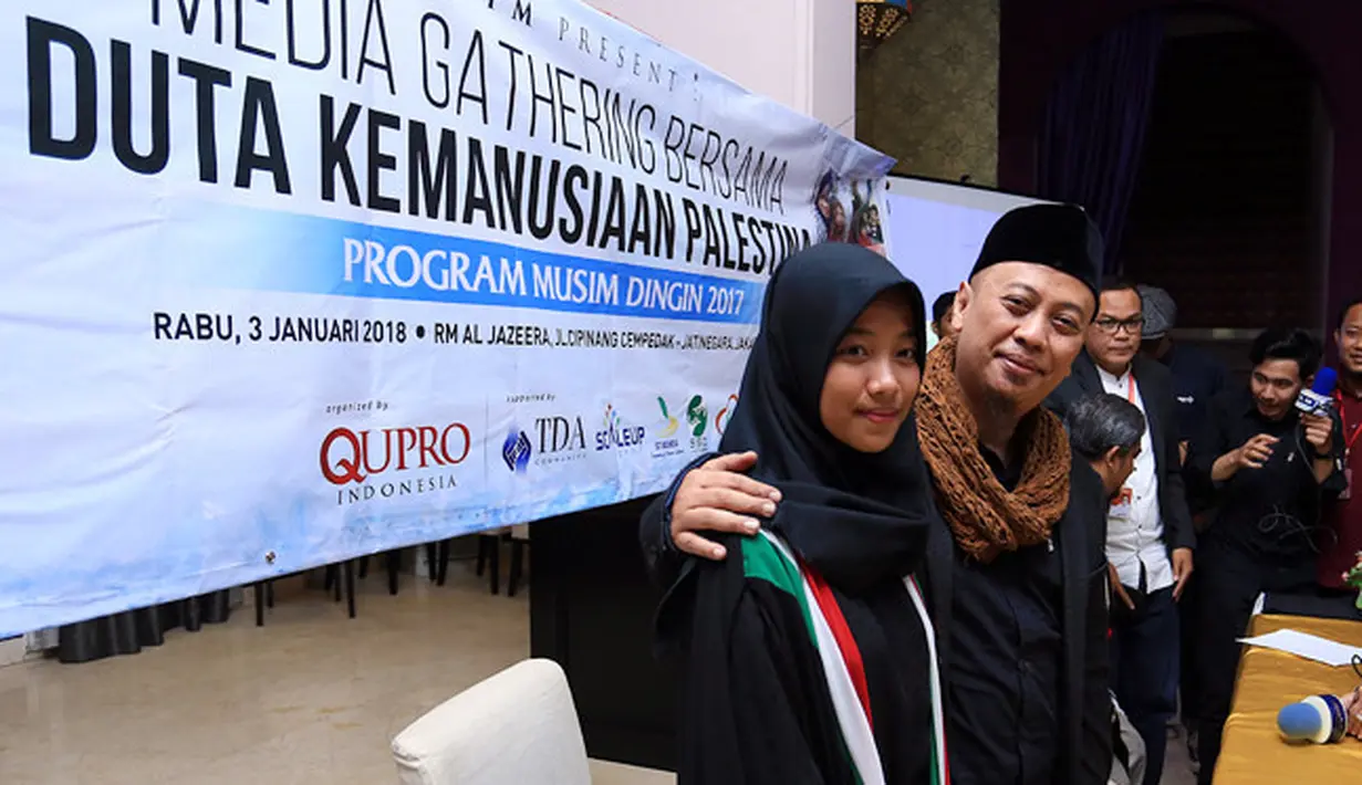 Konflik panjang masih terus terjadi di Palestina dan suasananya pun yang mencekam dan mengerikan. Meski begitu, penyanyi religi Aunur Rofiq Lil Firdaus alias Opick tak takut mengajak anaknya ke sana. (Deki Prayoga/Bintang.com)