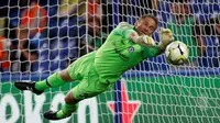 Kiper Chelsea, Robert Green menahan tendangan penalti Pape Cheikh Diop saat Chelsea menghadapi Lyon dalam International Champions Cup (ICC) di Stamford Bridge, London, Inggris, Selasa (7/8). Chelsea menang 5-4 atas Lyon. (Ian KINGTON/AFP)