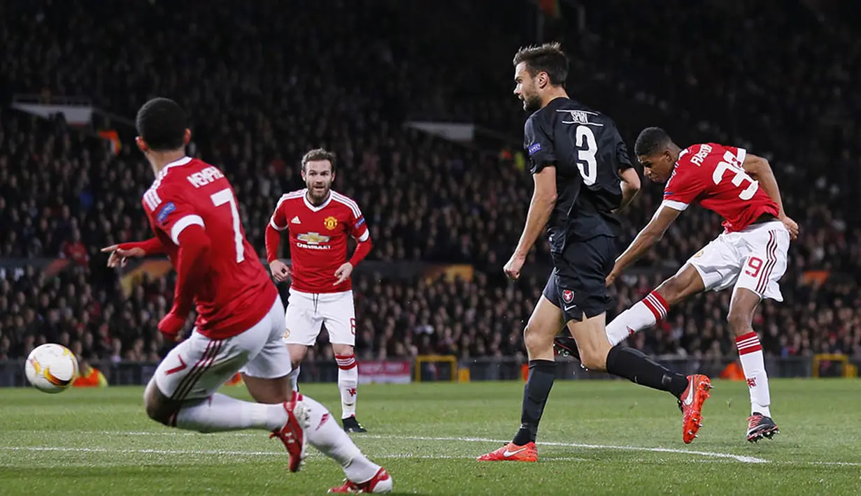 Proses terjadinya gol yang dicetak oleh striker Manchester United, Marcus Rashford, ke gawang Midtjylland. Pertandingan ini merupakan laga debut bagi pemuda berusia 18 tahun bersama Red Devils. (Reuters/Jason Cairnduff)