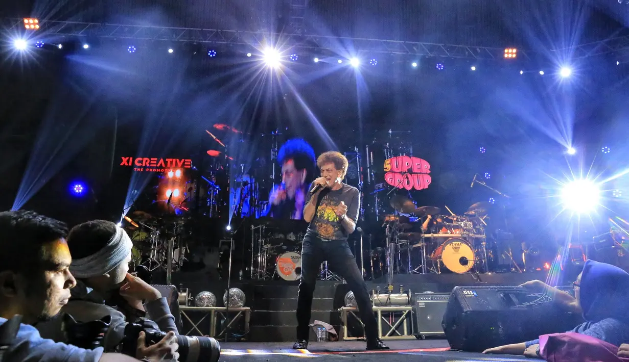 Beberapa lagu populernya disajikan God Bless dalam konser 5upergroup 2017 Selasa (21/11). Acara ini juga diramaikan oleh Gigi, Krakatau Reunion, Kahitna, dan Sheila on 7. (Adrian Putra/Bintang.com)