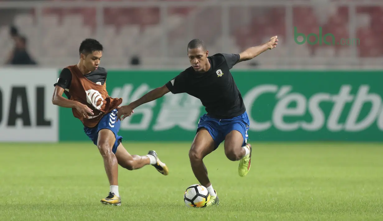 Pemain Tampines Rovers, Jordan Webb (kanan) mencoba melewati rekannya pada latihan jelang Piala AFC 2018 di Stadion Utama GBK, Senayan, Jakarta (27/2/2018). Tampines Rovers akan melawan Persija di Grup H. (Bola.com/Nick Hanoatubun)