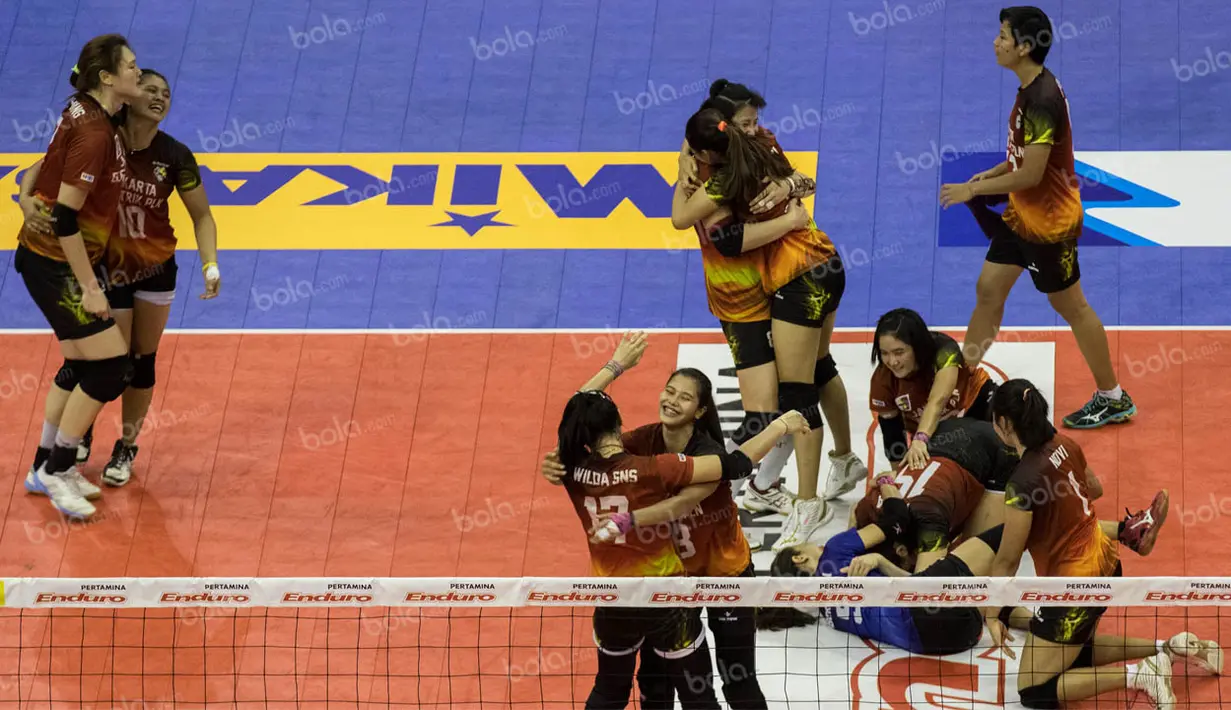 Para pemain Jakarta Elektrik PLN merayakan gelar juara Proliga 2016 usai menaklukan Jakarta Pertamina Energi pada babak final di Istora Senayan, Jakarta, Minggu (15/5/2016). (Bola.com/Vitalis Yogi Trisna)