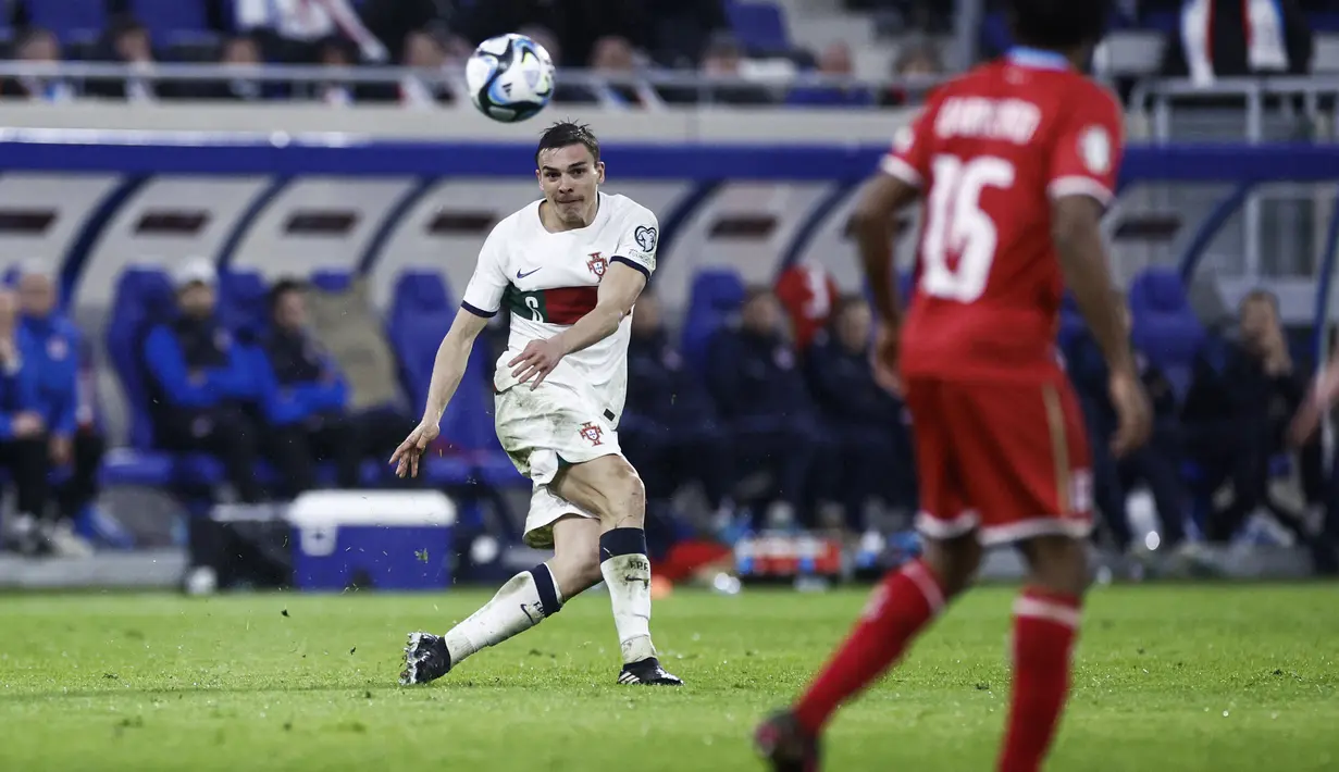 Dalam pertandingan ini, penyerang Cristiano Ronaldo mencetak dua gol ke gawang Luksemburg. (AFP/Kenzo TRIBOUILLARD)