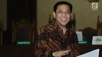 Terdakwa dugaan korupsi proyek E-KTP Setya Novanto tersenyum jelang mengikuti sidang lanjutan di Pengadilan Tipikor, Jakarta, Kamis (28/12). Sidang beragendakan pembacaan tanggapan eksepsi dakwaan Jaksa Penuntu Umum. (Liputan6.com/Helmi Fithriansyah)