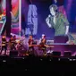 Penampilan Erwin Gutawa saat membawakan lagu Chrisye Live dalam Java Jazz Festival 2020 di JIExpo Kemayoran, Jakarta, Jumat (28/2/2020). Erwin Gutawa membawakan sejumlah lagu hits milik almarhum Chrisye seperti Juwita, Anak Sekolah, dan Hip Hip Hura. (Liputan6.com/Faizal Fanani)