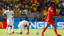 Marouane Fellaini (kanan) melewati dua pemain Aljazair sesaat setelah Dries Mertens mencetak gol kedua buat Belgia di penyisihan Piala Dunia Grup H di Stadion Mineirao, Belo Horizonte, Brasil, (17/6/2014). (REUTERS/Dominic Ebenbichler)