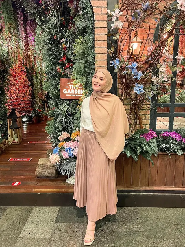 Kini Tampil Berhijab, Ini 6 Potret Terbaru Lidi Brugman Istri Lucky Perdana