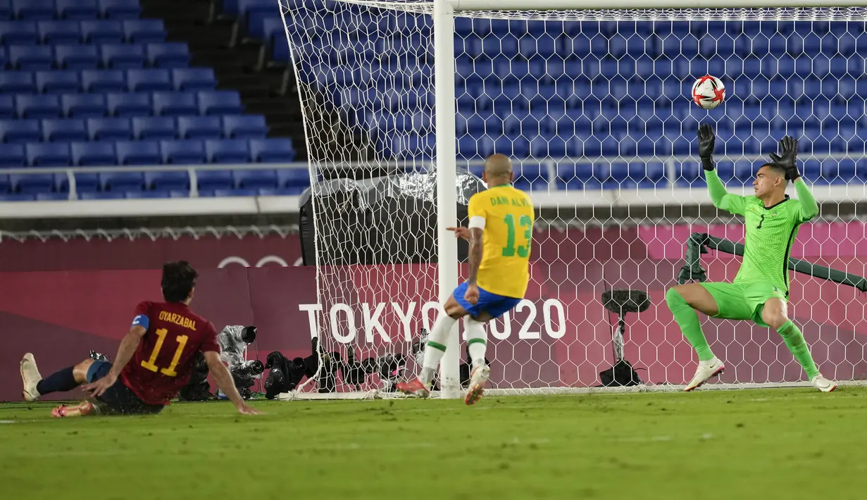 Pemain Spanyol Mikel Oyarzabal (kiri) mencetak gol ke gawang Brasil pada pertandingan final sepak bola putra Olimpiade Tokyo 2020 di Yokohama, Jepang, Sabtu (7/8/2021). Brasil menang 2-1. (AP Photo/Kiichiro Sato)