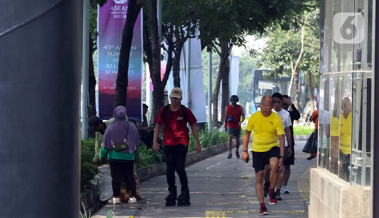 Meski demikian, masih banyak warga yang berolahraga di kawasan Sudirman-MH Thamrin. (Liputan6.com/Herman Zakharia)
