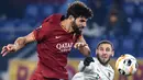 Bek AS Roma, Federico Fazio, berebut bola dengan striker Wolfsberg, Shon Weissman, pada laga Liga Europa di Stadion Olimpico, Roma, Rabu (12/12). Kedua klub bermain imbang 2-2. (AFP/Filippo Monteforte)