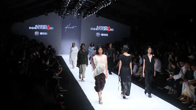 3 desainer indonesia hadirkan koleksi penuh pernyataan di panggung Jakarta Fashion Week 2019