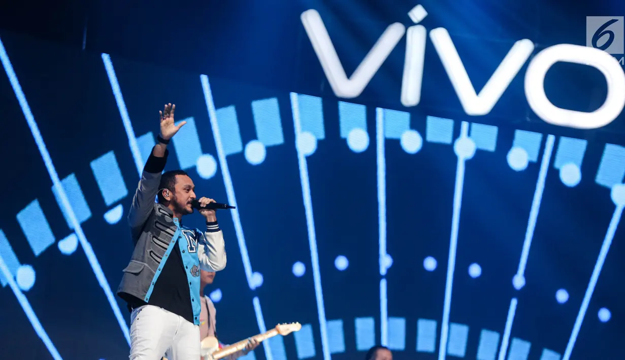 Aksi panggung vokalis Nidji, Giring dalam acara peluncuran Vivo V7 Plus di JIExpo Kemayoran, Jakarta, Kamis (28/9). Acara yang dikemas dalam konsep pagelaran musik dan drama musikal itu didukung sederet artis ternama Indonesia (Liputan6.com/Faizal Fanani)