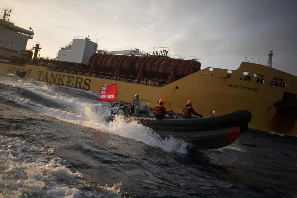 Kapal Stolt Tenacity (belakang) yang dikabarkan menahan enam aktivis Greenpeace, salah satunya, WNI asal Sulawesi, sejak 17 November 2018 (sumber: Greenpeace)