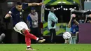 Penyerang Timnas Prancis, Kylian Mbappe, mencetak mencetak dua gol saat Prancis menghantam Polandia 3-1 pada 16 besar Piala Dunia 2022 di Al Thumama Stadium, Doha, Minggu (12/4/2022). (AFP/Javier Soriano)