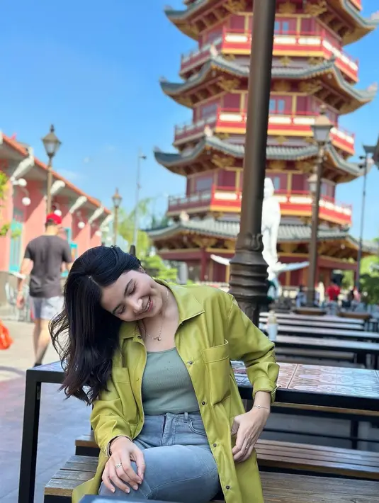 Pesona lain dari Bulan Sutena adalah lesung pipinya. Tak hanya selalu tampil cantik walau dengan riasan wajah minimalis, senyum Bulan Sutena juga mencuri perhatian, terutama dengan lesung pipinya. Foto: Instagram.