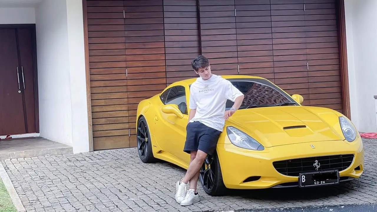 Gaya Keren Rizky Billar Berfoto di Depan Mobil, Tengah Jadi Sorotan