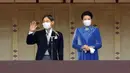 Kaisar Jepang Naruhito (kiri) bersama Permaisuri Masako melambai ke hadirin saat perayaan ulang tahunnya di Istana Kekaisaran, Tokyo, Jepang, Kamis (23/2/2023). Warga Jepang ramai-ramai datang untuk mengucapkan selamat kepadanya Kaisar Jepang Naruhito saat perayaan ulang tahunnya yang ke-63. (Rodrigo Reyes Marin/Pool Photo via AP)
