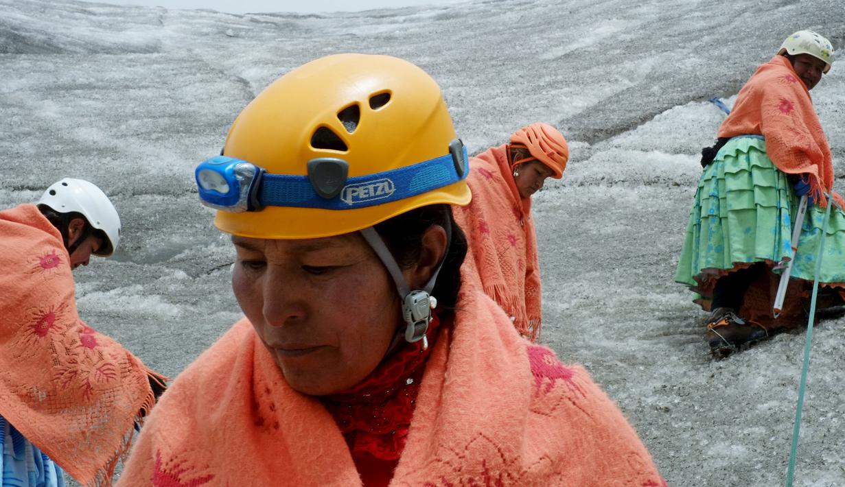 Perempuan suku Aymara saat berada di gunung Huayna Potosi, Bolivia (6/4). Sebanyak 12 perempuan Suku Aymara rata-rata berusia 42-50 tahun ini berhasil menaklukkan puncak Gunung Huayna Potosi dan Illimani. (REUTERS/David Mercado)