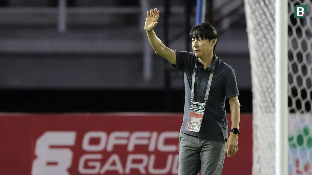 Foto: Momen Shin Tae-yong Cek Kondisi Lapangan Jelang Kick-off Timnas Indonesia Kontra Hong Kong di Kualifikasi Piala Asia U-20