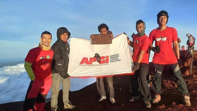 Abdu Syamsudin (tengah) saat menapaki puncak Kerinci, atau pendakian sebelum ditutup, Selasa (17/3/2020). Pendaki asal Jepara ini berjalan kaki dari pulau Jawa ke Jambi hanya untuk mendaki Kerinci (Foto: Instagram @piknikkerinci)