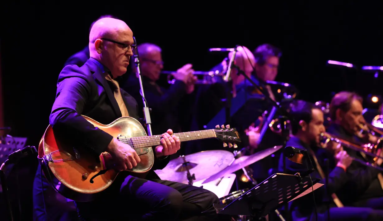 Penyani Dira Sugandi juga ikut meramaikan acara JJF. Penyanyi asal Bandung itu memboyong keluarganya yang kebetulan sedang libur. Bahkan, Dira menjadi tamu istimewa dalam gelaran jazz terbesar di asia itu. (Adrian Putra/Bintang.com)