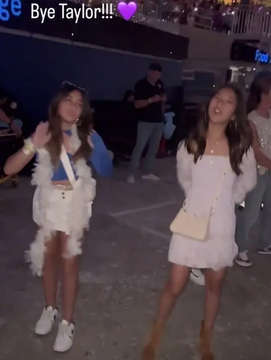 Mikhayla pun menambahkan syal bulu-bulu putih yang serasi dengan tasnya. Sedangkan anak Adinda Bakrie mengenakan mini dress putih dan sepatu bootsnya.  [Instagram/@adindabakrie]