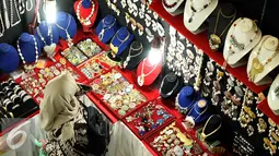 Pengunjung memilih perhiasan di stand Indo Craft 2016 di Jakarta Convention Centre, Rabu (7/12). Puluhan produk kerajinan dalam negeri dipamerkan pada Indo Craft 2016 yang berlangsung hingga 11 Desember mendatang. (Liputan6.com/Helmi Fithriansyah)
