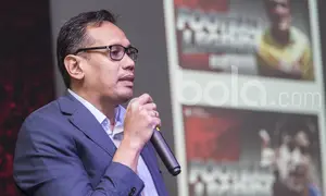Direktur Pengembangan Bisnis Super Soccer TV, Mirwan Suwarso, memberikan keterangan pers terkait kerjasama di Foundry 8, Jakarta, Kamis (2/3/2017). (Bola.com/Vitalis Yogi Trisna)