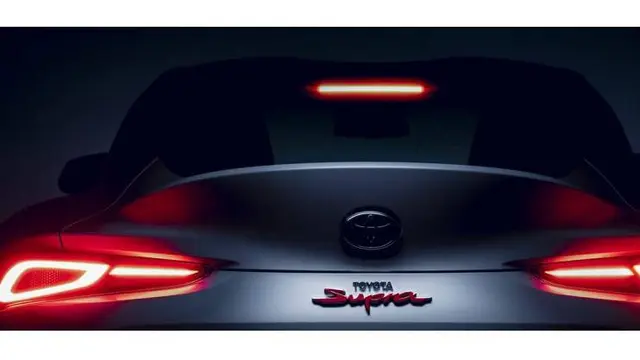 Lencana Supra di bagian belakang ditandakan dengan warna merah (Autoindustriya)