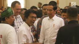 Presiden Joko Widodo tiba menghadiri Halalbihalal bersama aktivis 98 di Jakarta, Minggu (16/6/2019). Dalam silaturahmi tersebut Jokowi dihadiahi jaket bertuliskan Son Of Democracy Indonesia 98 . (Liputan6.com/Angga Yuniar)
