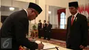 Hasyim Asy’ari disaksikan Presiden Jokowi menandatangi dokumen pelantikan sebagai anggota KPU di Istana Negara, Jakarta, Senin (29/8). Hasyim menjadi komisoner KPU meneruskan sisa periode Husni Kamil Manik hingga 2017.‎ (Liputan6.com/Faizal Fanani)