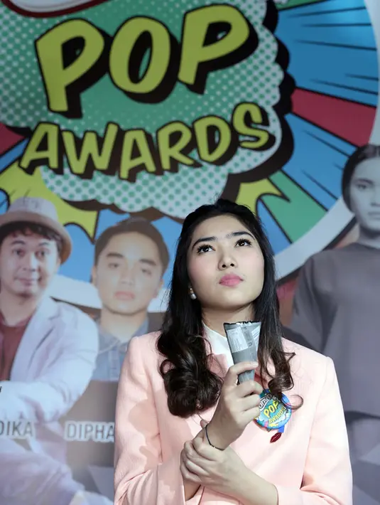 "Rasanya jadi juri senang sekali. Banyak banget kemarin yang aku pelajari selama kuliah di Singapura dan London tentang musik yang sekarang bisa aku aplikasikan untuk menilai suatu karya," kata Isyana Sarasvati. (Deki Prayoga/Bintang.com)