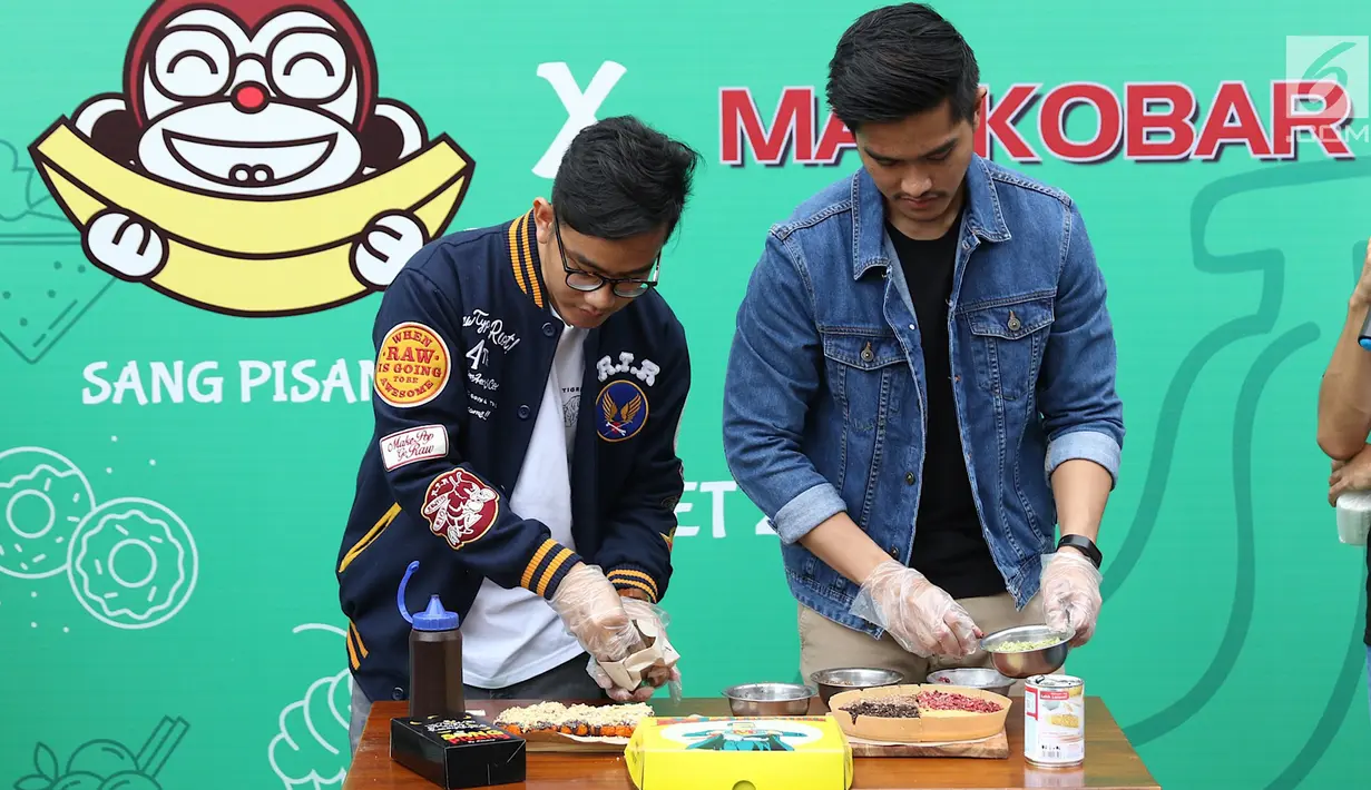Putra Presiden Jokowi, Gibran Rakabuming dan Kaesang Pangarep berduet membuat kuliner Sang Pisang dan Markobar di Cikini, Jakarta, Minggu (11/3). Kolaborasi tersebut diharapkan bisa menarik lebih banyak pembeli. (Liputan6.com/Immanuel Antonius)