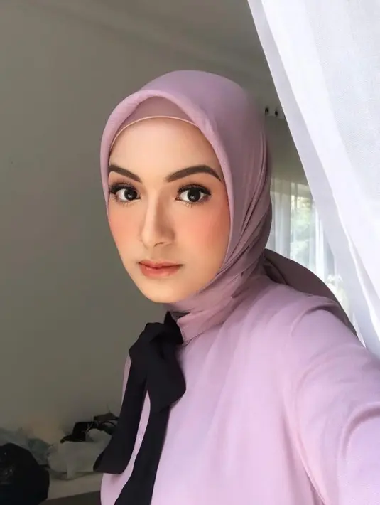 <p>Tidak hanya sekedar jadi tren, warna lilac juga cocok dikenakan untuk si pemilik kuning langsat lho. (Instagram/bellattamimi).</p>