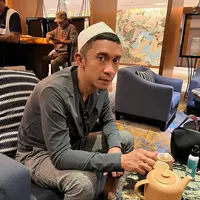 Pemeran yang juga komedian itu bahkan sempat dikira pemimpin pondok pesantren yang ada di Jawa Timur. Aming langsung membantahnya. "'Pak, bapak ini ya, saya kayak kenal bapak ya?', 'Ketemu di mana pak?', 'Di ponpes di Jatim', 'Hah? Di Jatim? Di ponpes? Oh, enggak pak, saya bukan pimpinan ponpes'," terang Aming. [Instagram/amingisback]