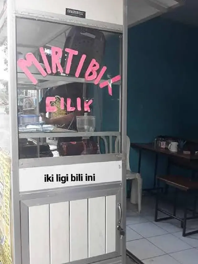 6 Tulisan Salah Ketik di Gerobak Jualan Pinggir Jalan Ini Kocak