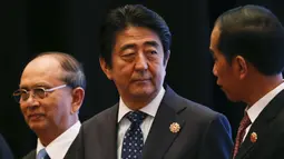 Presiden Jokowi (kanan) berbincang dengan Perdana Menteri Jepang Shinzo Abe pada KTT Asia Timur ( EAS ) ke 10 di Kuala Lumpur, Malaysia, (22/11). Acara diikuti oleh 27 negara.  (REUTERS/Jorge Silva)