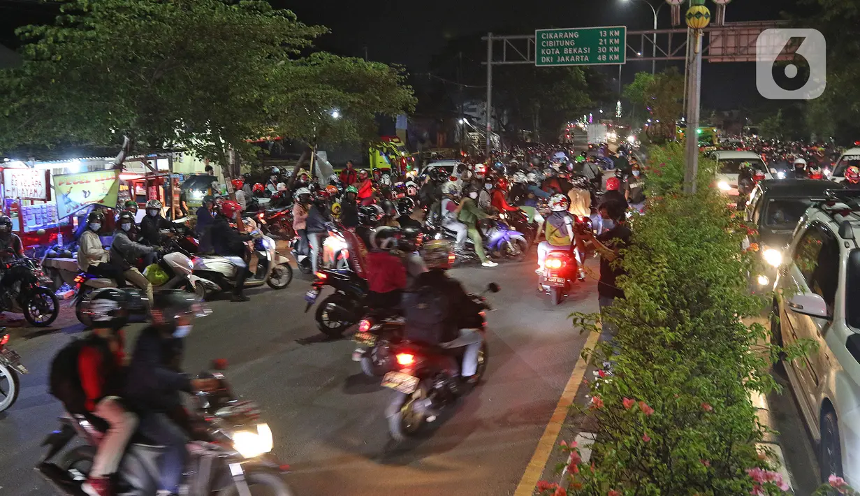 Pemudik motor memadati perbatasan Bekasi-Karawang di Kedungwaringin, Kabupaten Bekasi, Jawa Barat, Minggu (9/5/2021). Pada H-3 jelang Hari Raya Idul Fitri 1422H petugas gabungan dari TNI,Polri,Dishub dan Satpol PP memperketat penjagaan pemudik di perbatasan. (Liputan6.com/Herman Zakharia)