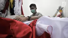 Penjahit menjahit bendera Merah Putih di Pasar Senen, Jakarta, Kamis (2/8). Penjahit bendera Merah Putih di Pasar Senen mulai kebanjiran pesanan jelang HUT ke-73 RI. (Merdeka.com/Iqbal Nugroho)