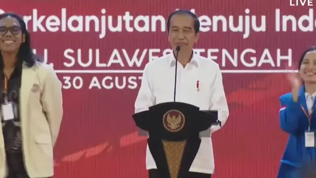 Presiden Jokowi berinteraksi dengan mahasiswa di acara Mahasabha XIII KMHDI di Palu, Sulawesi Tengah