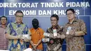 Dirtipideksus, Brigjen Agung Setya (kedua kanan) menunjukan uang palsu saat rilis di Bareskrim Polri, Jakarta, Jumat (16/6). Dalam penangkapan polisi mengamankan 1.000 lembar uang pecahan Rp 50.000 palsu. (Liputan6.com/Faizal Fanani)